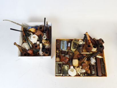 2 CARTONS DE PIPES, BOITES A TABAC ET BRIQUETS...