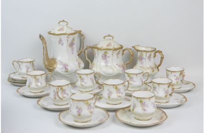 LIMOGES - Partie de service à thé en porcelaine...
