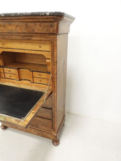 SECRETAIRE en placage de loupe de noyer ouvrant...