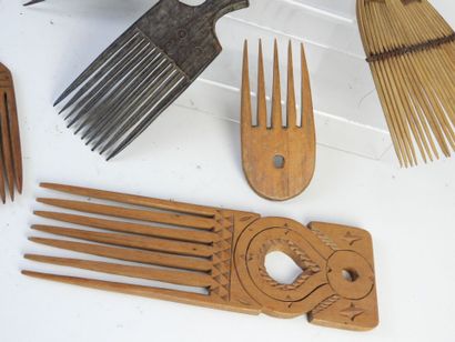 Lot de six peignes anciens en bois d'Afrique...