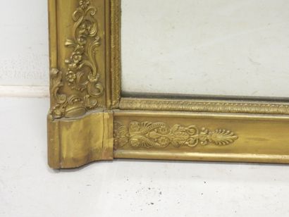 MIROIR en bois et stuc doré. 88 x 70 cm (accidents...