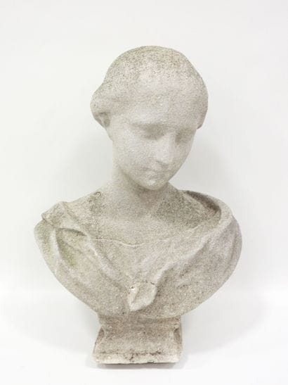 Buste de femme en pierre reconstituée. H.:...