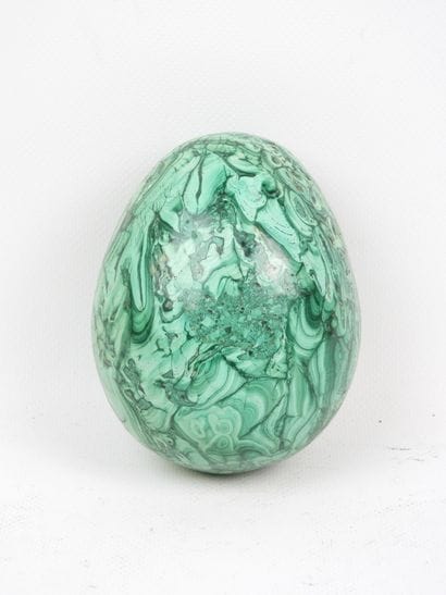 OEuf en malachite. H. 12 cm. Poids: 2,359...
