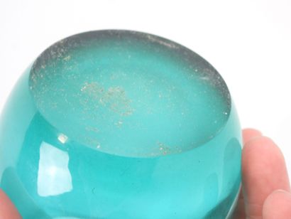Paire de vases en verre vert bleu à col juponné....