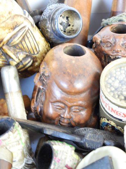 1 CARTON DE PIPES ET DE BOITES A TABAC en...