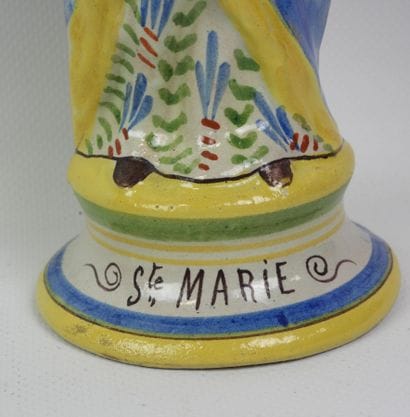 VIERGE D'ACCOUCHE en faïence polychrome....