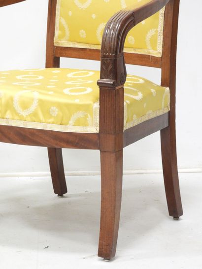 PAIRE DE FAUTEUILS en acajou et placage d'acajou...
