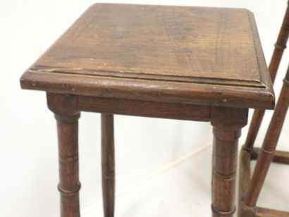 Paire de tabourets de Chantre en chêne mouluré,...