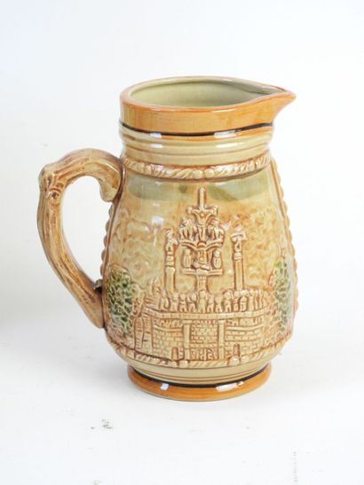 10 VERSEUSES en faïence et porcelaine polychrome...