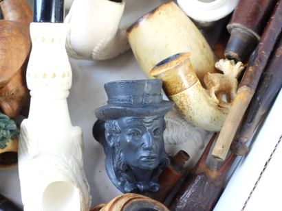 2 CARTONS DE PIPES, BOITES A TABAC ET BRIQUETS...