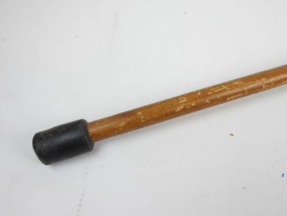 Canne en bois et pommeau en corne, virole...