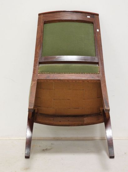 Fauteuil aux accotoirs en tête de dauphin...