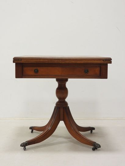 Table à jeu dite mouchoir en bois ouvrant...