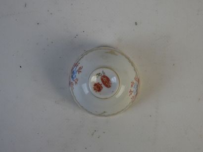 JAPON : Petit vase à col quadrangulaire en...