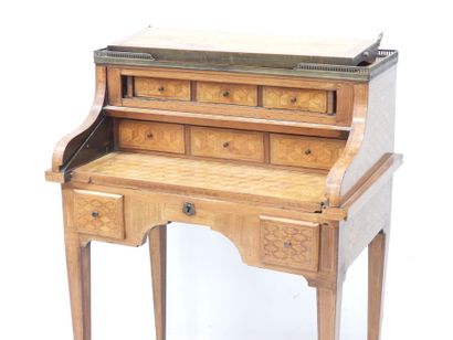 Bureau de pente en bois et placage à décor...