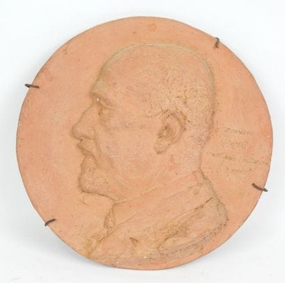 Léon FOURQUET (1841-1939) Médaillon en terre...