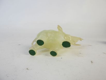 CHINE : Éléphant en jade sur socle en bois....