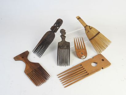 Lot de six peignes anciens en bois d'Afrique...