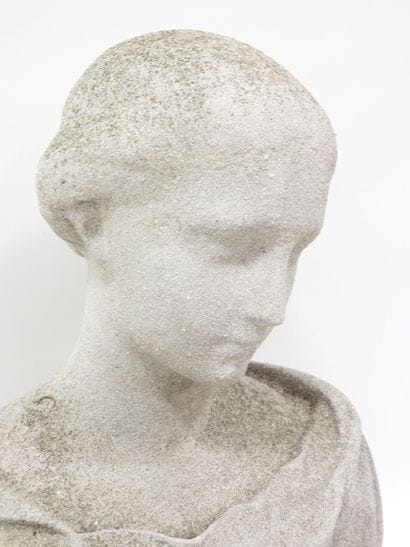 Buste de femme en pierre reconstituée. H.:...
