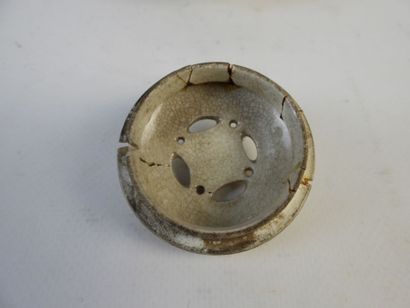 JAPON : Saladier polylobé en porcelaine Imari...