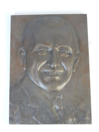 M. THOMAS. Plaque en bronze à patine brune...