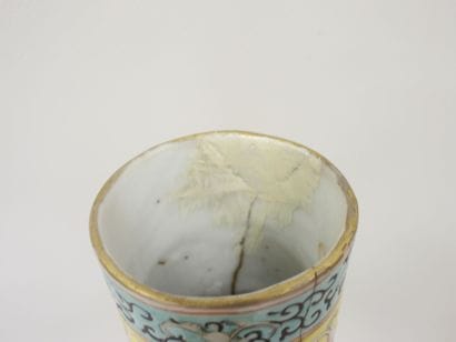 CHINE - Vase gourde en porcelaine à décor...