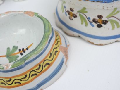 A set of earthenware and porcelain pieces,...