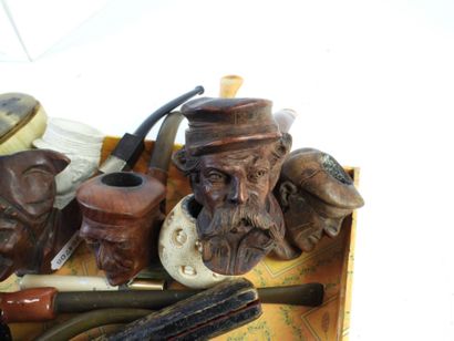 2 CARTONS DE PIPES, BOITES A TABAC ET BRIQUETS...