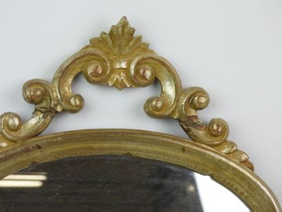 Miroir en bois argenté, fronton à décor de...