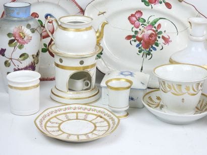Réunion d'objets en porcelaine, faïence,...