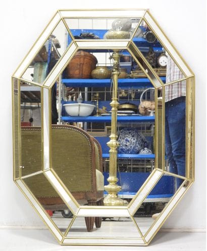 Miroir octogonal à parecloses en bois doré....