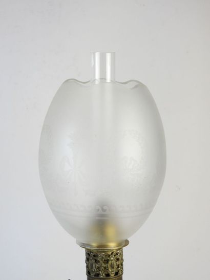 Paire de lampes à pétrole en verre peint...
