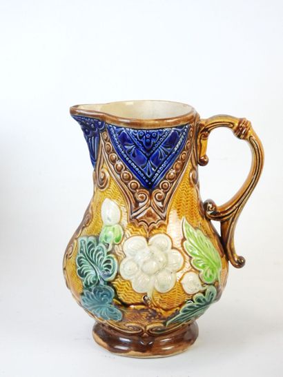 10 VERSEUSES en faïence et porcelaine polychrome...