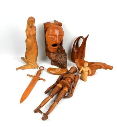 Réunion de sculptures en bois dont masque,...