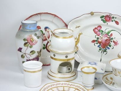 Réunion d'objets en porcelaine, faïence,...
