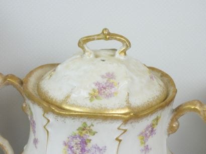 LIMOGES - Partie de service à thé en porcelaine...