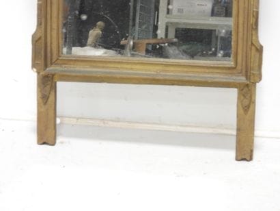 Miroir à fronton en bois doré à décor sculpté...