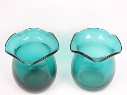 Paire de vases en verre vert bleu à col juponné....