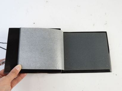 CHINE : Carnet à dessin en laque noire et...