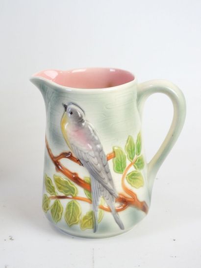 10 VERSEUSES en faïence et porcelaine polychrome...