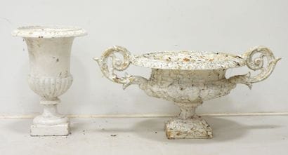 DEUX VASES MEDICIS en fonte laquée blanche....