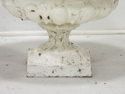PAIRE DE VASES MEDICIS en fonte laquée blanche....