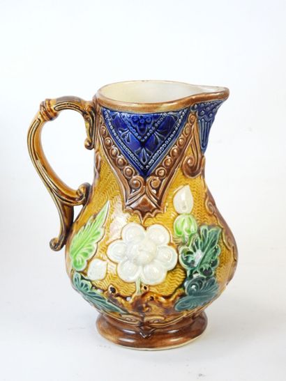 10 VERSEUSES en faïence et porcelaine polychrome...
