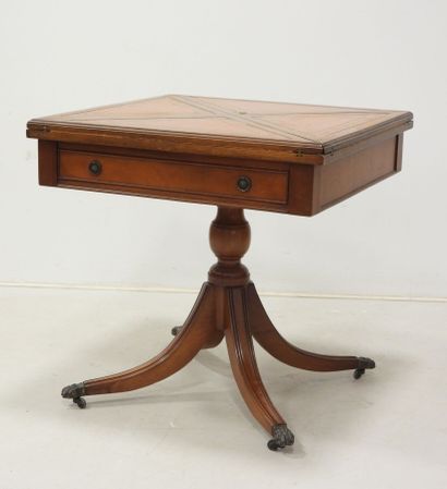 Table à jeu dite mouchoir en bois ouvrant...