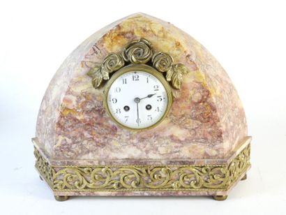 GARNITURE DE CHEMINEE en marbre violet, bronze...