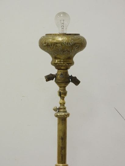 LAMPADAIRE colonne en laiton. H: 140 cm ...
