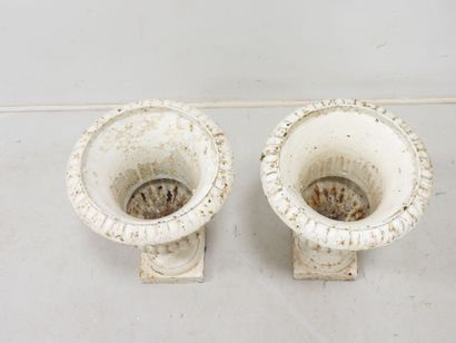 PAIRE DE VASES MEDICIS en fonte laquée blanche....