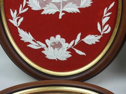 Quatre encadrés de forme ovale et rectangulaire...
