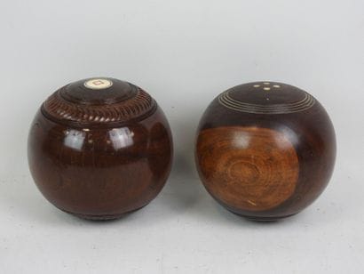 Deux boules Boulingrin ou Lawn Bowl dont...