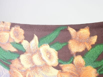 Ombrelle à décor de fleurs en bordure sur...